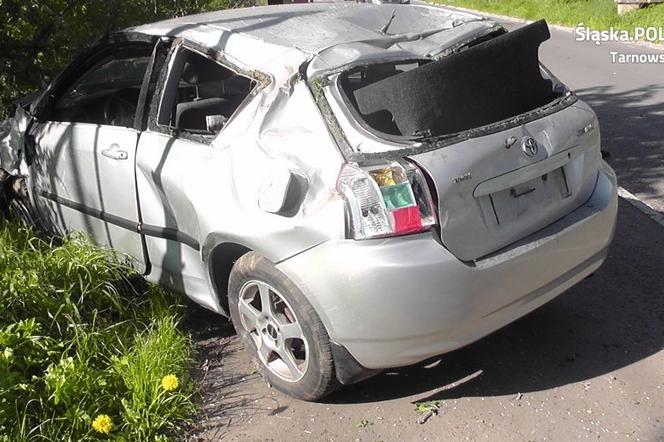 Poważny wypadek w Tarnowskich Górach. Auto koziołkowało, a ze środka wypadł pijany kierowca