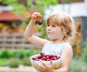 Czy jedzenie czereśni razem z pestkami jest niebezpieczne? Sprawdzamy