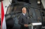 Węgierski minister oborny na tle H225M 