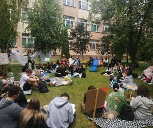„Czytanie na trawie” w siedleckim Ekonomiku
