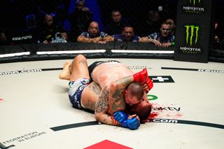 Krwawa jatka na gali KSW! Od tego widoku aż się robi słabo [GALERIA]