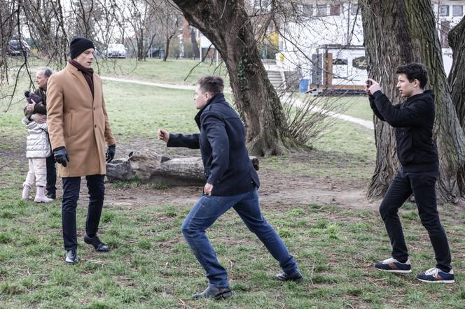 Na Wspólnej odc. 3463. Pedofil (Piotr Rodak), Tadeusz (Jakub Pruski), Darek  (Michał Mikołajczak), Andrzej Zakościelny (Dariusz Niebudek), Marysia (Zuzanna Wieleba)