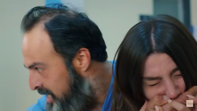 Dramatyczna scena na szpitalnym korytarzu