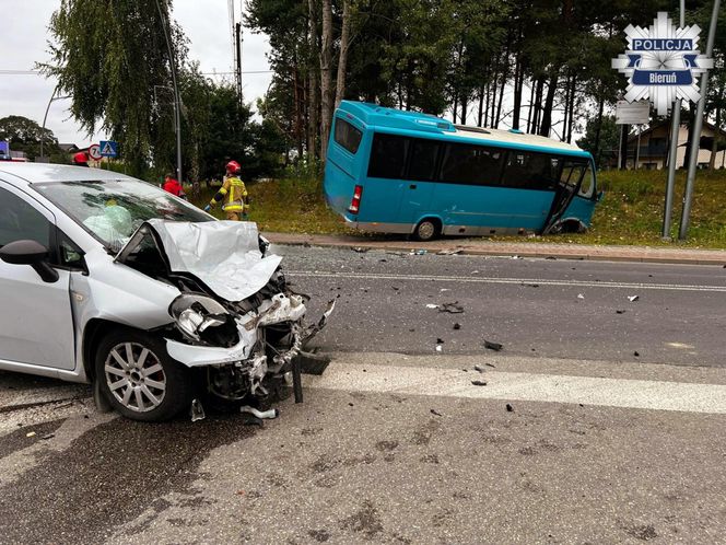 Zderzenie osobówki z autobusem w Lędzinach
