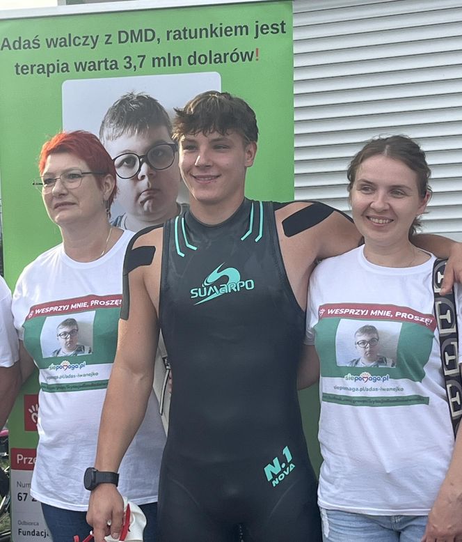 Damian płynie 100 km bez przerwy, aby pomóc Adasiowi!
