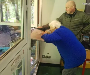 Policjanci spełnili życzenie 90-latki. Pani Zofia szalała na strzelnicy [ZDJĘCIA]
