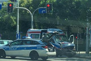 Wypadek na zachodzie Wrocławia. Karetka zderzyła się z Audi. Są ranni! [ZDJĘCIA]