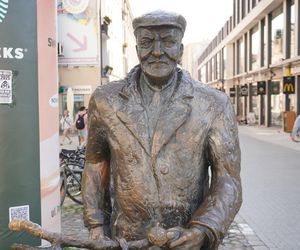 Pomnik Starego Marycha na ulicy Półwiejskiej 