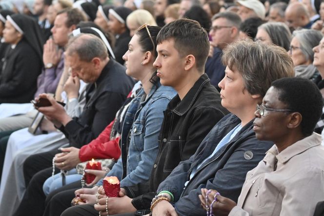 Plac Świętego Piotra wypełniony wiernymi. Modlitwa za papieża Franciszka wzrusza do łez