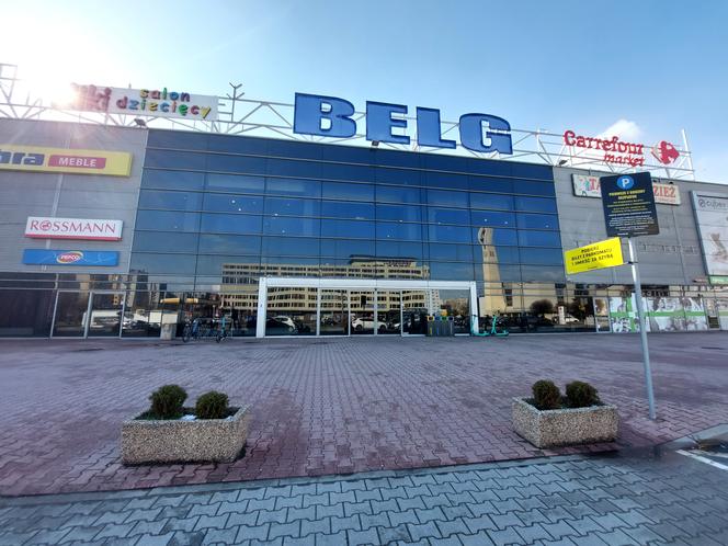Centrum handlowe Belg straszy pustkami. Ostatni sprzedawcy i garstka klientów