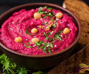 Hummus z buraka. Pasta z ciecierzycy w obłędnym kolorze