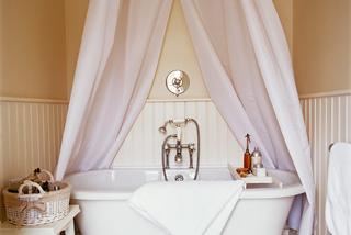 Romantyczna łazienka w pudrowym różu