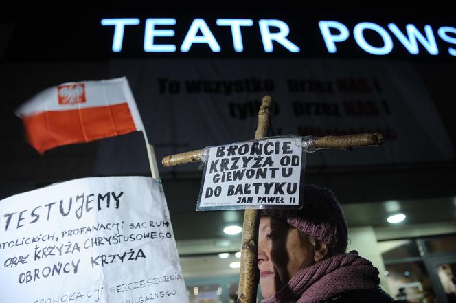 Protesty pod Teatrem Powszechnym