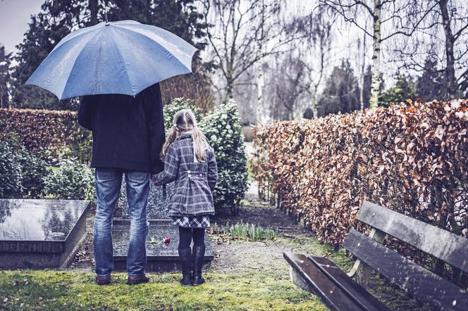 ojciec i córka na cmentarzu