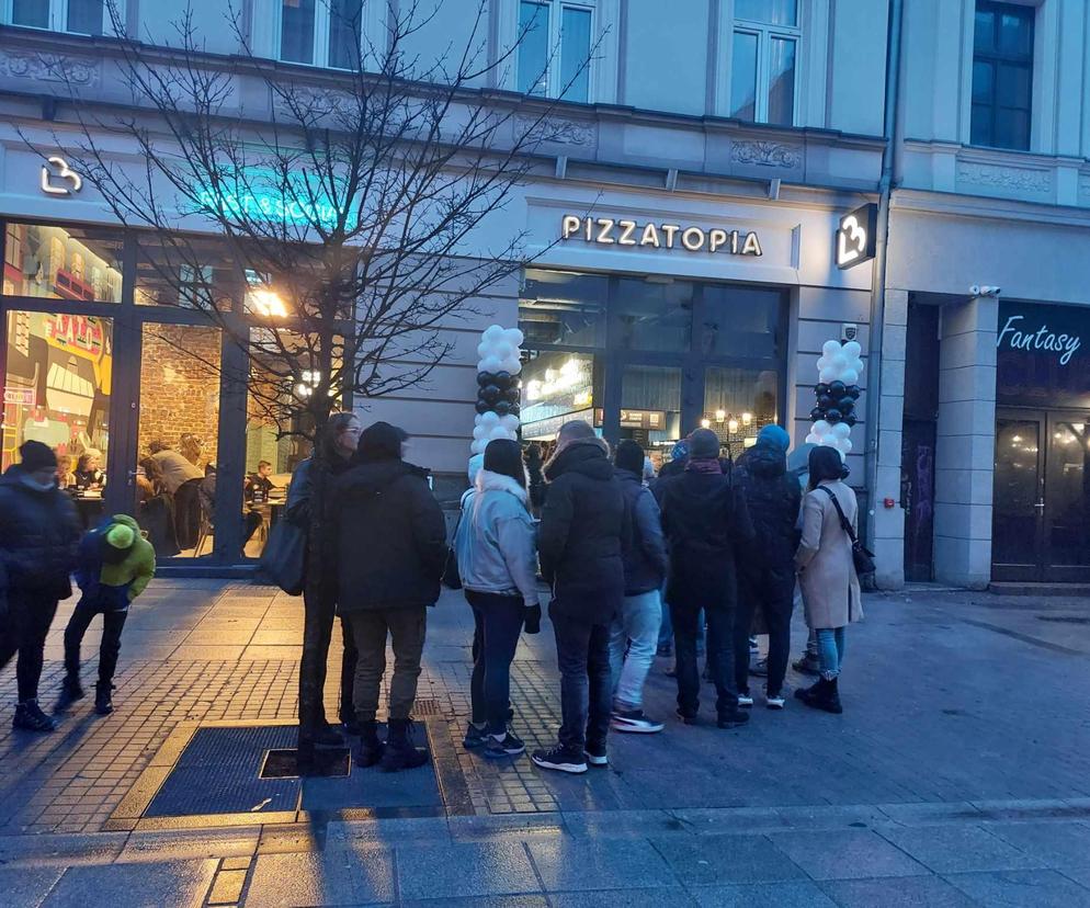 Otwarcie pizzerii Pizzatopia w Katowicach. Ogromna kolejka przed lokalem