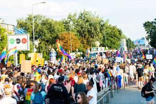 Marsz Równości w Krakowie - tłumy na wydarzeniu pod hasłem Zaczerpnąć tchu.