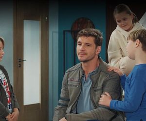 M jak miłość odc. 1850. Maja (Laura Jankowska), Szymek (Staś Szczypiński), jego kolega Maciek (Aleksander Sułek), Marcin (Mikołaj Roznerski) 