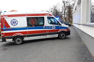 Sosnowiec: Pijany mężczyzna rzucił się na ratowników medycznych. Zniszczył defibrylator