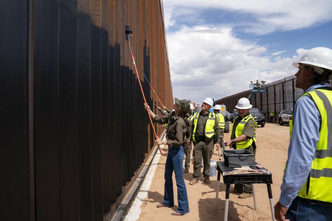 Meksyk/ Prasa wątpi w przydatność malowania muru granicznego z USA na czarno