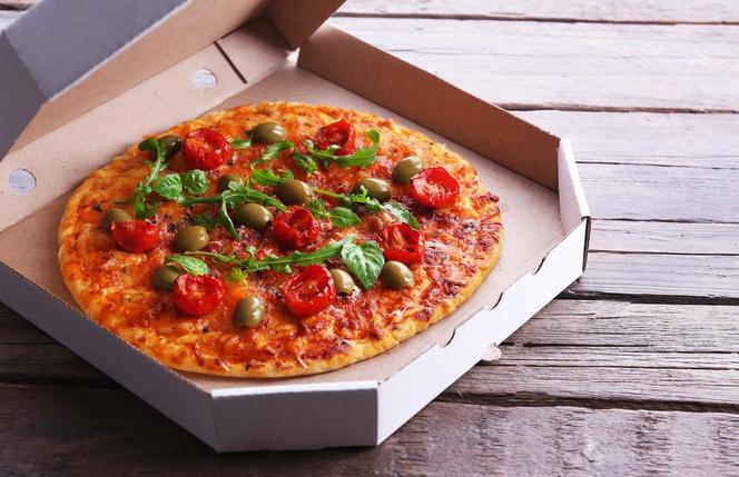 Gdzie wyrzucić karton po pizzy? Większość osób robi to źle