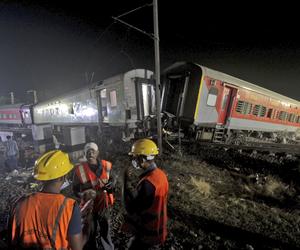 Katastrofa kolejowa w Indiach. Podróżni uwięzieni we wrakach wagonów. 288 osób nie żyje