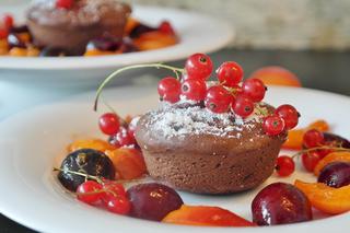 Drożdżowe muffinki czekoladowe z czerwonymi porzeczkami: przepis [WIDEO]