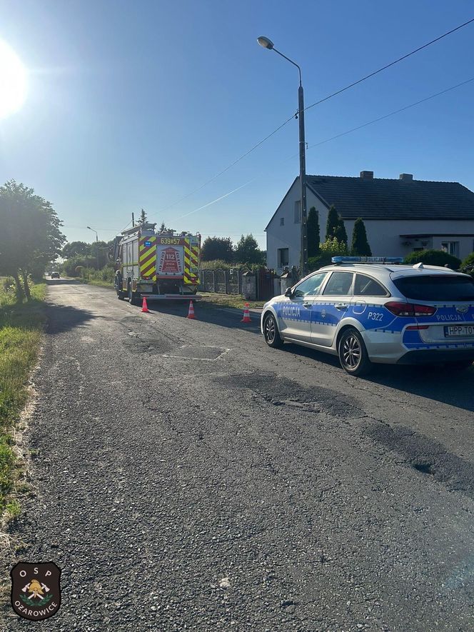 Uszkodzone dachy budynków w Ożarowicach