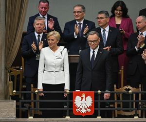 Agata Duda z kokardą na ramieniu w Sejmie