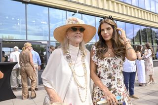 Weronika Rosati z rodzicami na Derbach w Warszawie. Na czerwonym dywanie pojawił się tłum gwiazd!