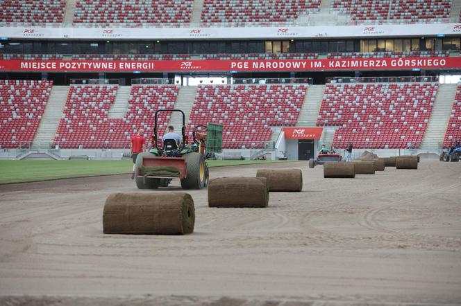 Rozkładanie murawy na Stadionie Narodowym