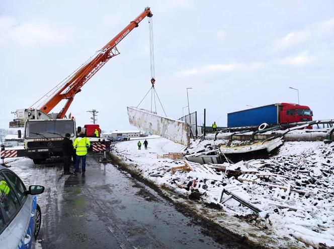Poznań: Kierowca ciężarówki nie miał szans! Zniszczenia na A2 są ogromne 