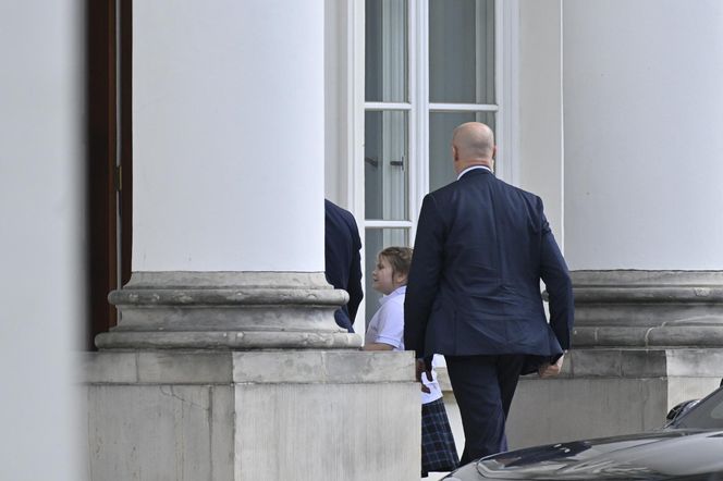 Karol Nawrocki który odbiera Kasię ze szkoły.