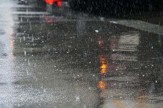 Grad dołącza do burz i obfitych opadów deszczu. IMGW podaje nową prognozę