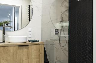 Łazienka z drewnem i marmurem