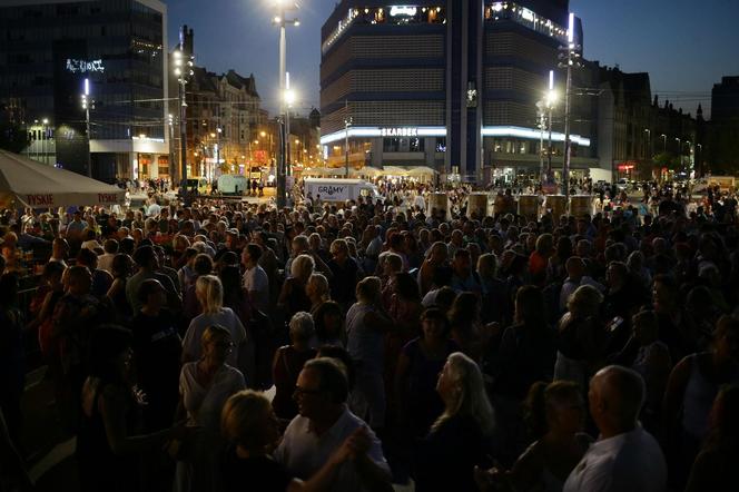 Potańcówka przed Teatrem Śląskim w Katowicach