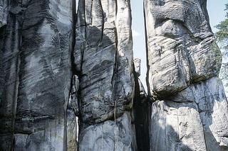 Skalne Miasto w Czechach - zdjęcia. Adršpašskoteplické skály zachwycają o każdej porze roku