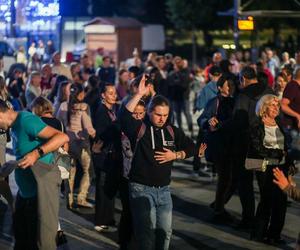 Roztańczony Wyspiański: Tłum szalał na placu przed Teatrem Śląskim w sercu Katowic