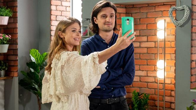 Barwy szczęścia odc. 2434. Radek (Filip Kosior), Sandra (Joanna Opozda)
