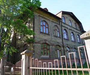 Stara żydowska szkoła w centrum Białegostoku. Zabytkowy budynek z początków XX wieku zachował się do dziś