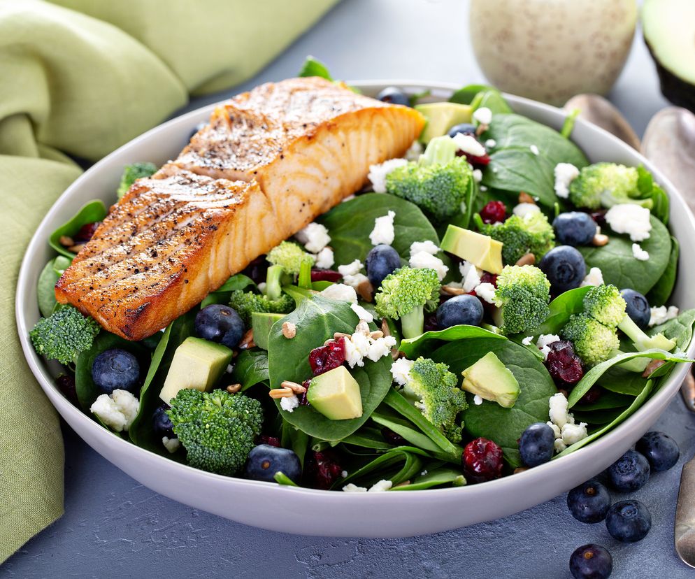 Ryby odmładzają mózg. Neurolo radzi: włącz je do swojej diety