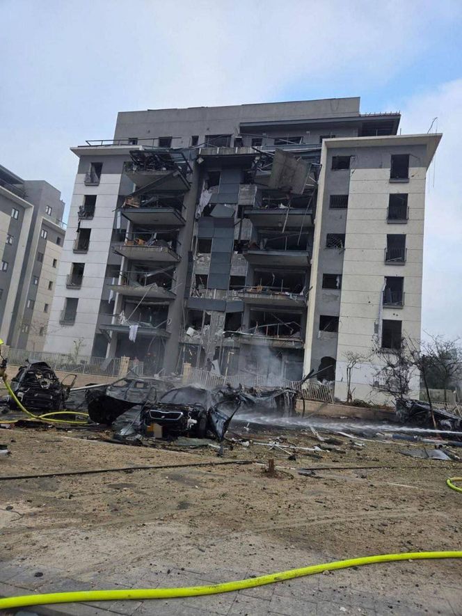 Wielki atak na Izrael! Na zdjęciach widać, jak rakieta trafia w blok