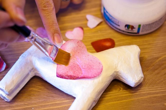 Media do decoupage: jak uzyskać efekt spękań czy postarzeń?