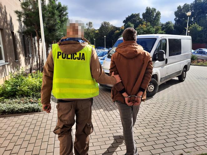 Warszawa. Ukradł kabanosy i schował je w spodniach. Potem uderzył w twarz pracownika stacji benzynowej!