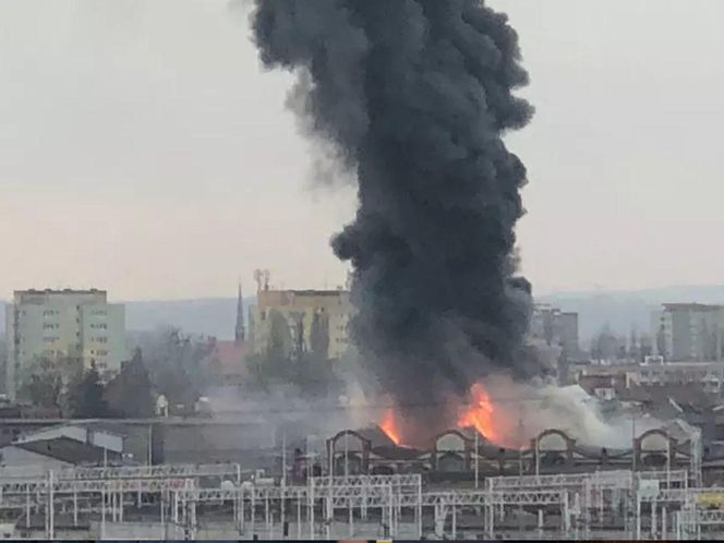 Pożar na Przeróbce. Płonie hala Zakładów Naprawczych Taboru Kolejowego i Miejskiego 