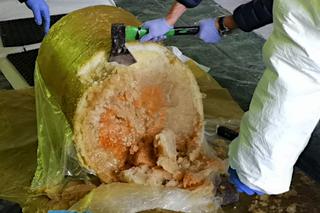 Gigantyczny przemyt z Ekwadoru. Kokainę ukryli w pulpie ananasowej [WIDEO, FOTO]