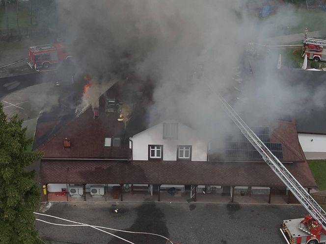 Pożar hotelu w Wiśle. Strażacy walczą z żywiołem