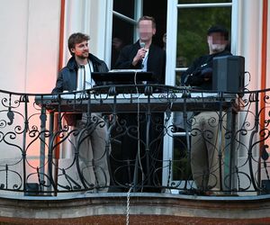 Maciej Musiał całował ukochaną na balkonie