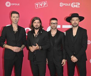 Konferencja prasowa 62. edycji Krajowego Festiwalu Polskiej Piosenki w Opolu. Tłum gwiazd na czerwonym dywanie