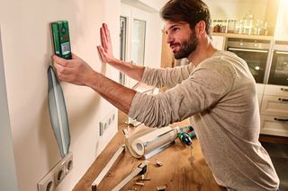 Wykrywacz kabli i metalu. Detektor elektroniczny - jaki wybrać? Jak działa?