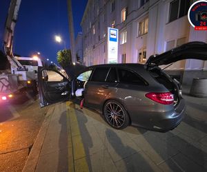 na skrzyżowaniu Alei Niepodległości i Odyńca w dzielnicy Mokotów